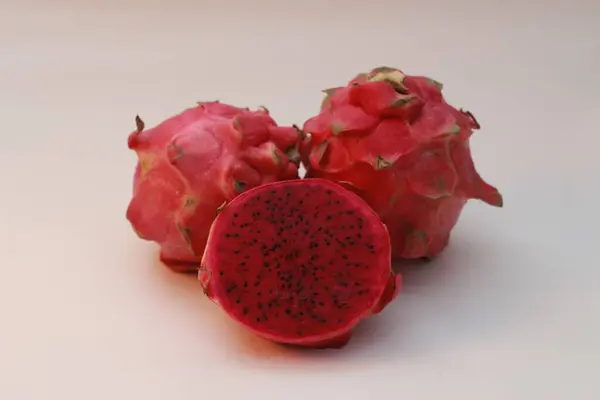 Egy Közeli Kép Vörös Sárkány Gyümölcs Elszigetelt Fehér Alapon Egészséges — Stock Fotó