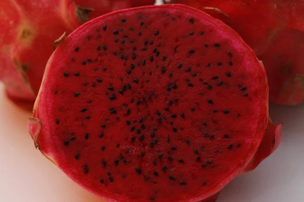 Närbild Röd Drake Frukt Isolerad Vit Bakgrund Hälsosam Mat Koncept — Stockfoto
