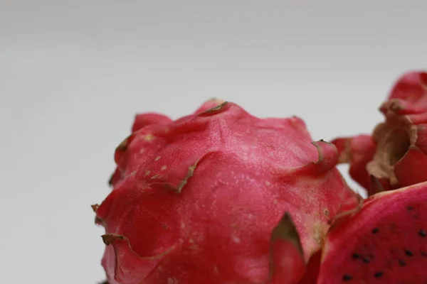 Primer Plano Fruta Dragón Rojo Aislado Sobre Fondo Blanco Concepto —  Fotos de Stock