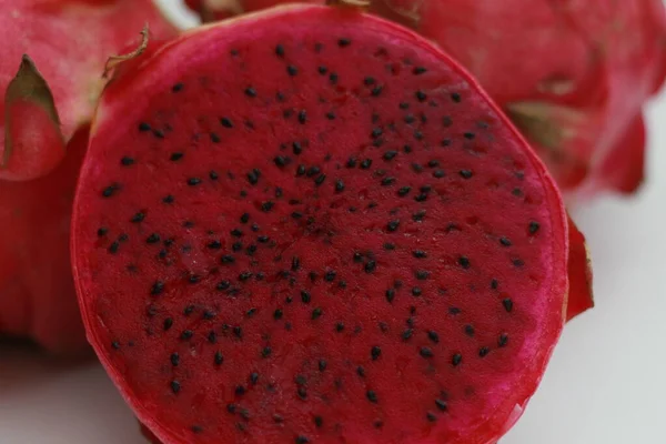 Een Close Van Rood Drakenfruit Geïsoleerd Witte Achtergrond Foto Van — Stockfoto