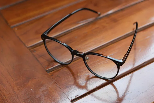 Siyah Çerçeveli Gözlük Yakın Plan Izole Edilmiş Doğal Ahşap Arka — Stok fotoğraf