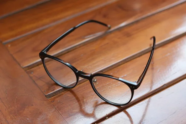 Een Close Van Brillen Met Zwarte Frames Geïsoleerde Natuurlijke Houten — Stockfoto