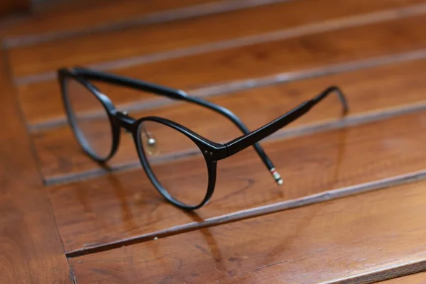 Een Close Van Brillen Met Zwarte Frames Geïsoleerde Natuurlijke Houten — Stockfoto
