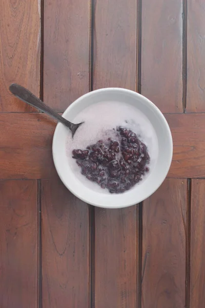 Een Close Van Een Kom Zwarte Kleverige Rijstpap Met Kokosmelk — Stockfoto