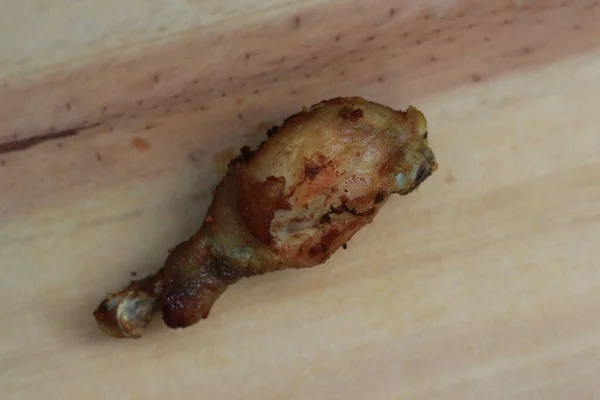 Menutup Paha Ayam Goreng Papan Potong Kayu Konsep Foto Makanan — Stok Foto