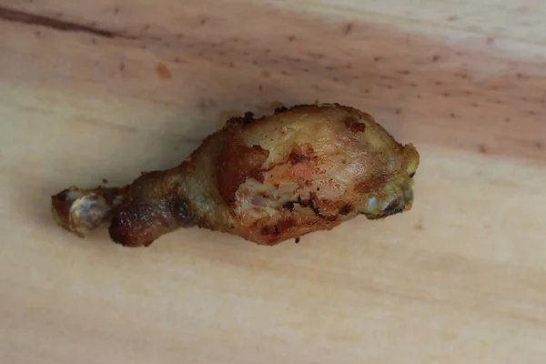 Menutup Paha Ayam Goreng Papan Potong Kayu Konsep Foto Makanan — Stok Foto