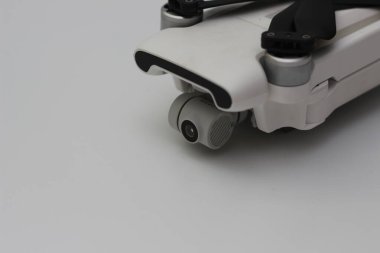 Beyaz arka planda izole edilmiş detaylı beyaz drone parçaları. Drone kamera fotoğraf konsepti.