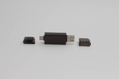 çok fonksiyonlu USB OTG adaptör tipi A 'yı C ve mikro USB türlerine yakın plan beyaz arkaplan üzerinde gri izole edilmiş. teknoloji ürünü fotoğraf konsepti.