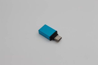 Tip A adaptörleri için beyaz arkaplanda mavi renk izole edilmiş USB OTG (On the Go) tipi C 'ye yakın çekim. teknoloji ürünü fotoğraf konsepti.