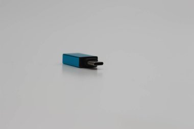 Tip A adaptörleri için beyaz arkaplanda mavi renk izole edilmiş USB OTG (On the Go) tipi C 'ye yakın çekim. teknoloji ürünü fotoğraf konsepti.