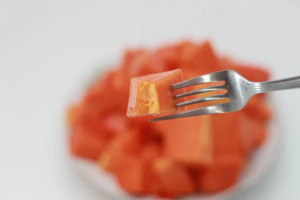 Close Sliced Papaya Stabbed Fork Blurred Background Many Pieces Papaya — Stock Photo, Image