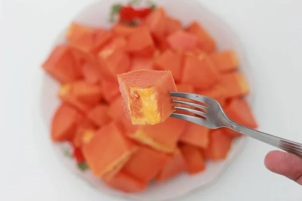 Close Sliced Papaya Stabbed Fork Blurred Background Many Pieces Papaya — Stock fotografie