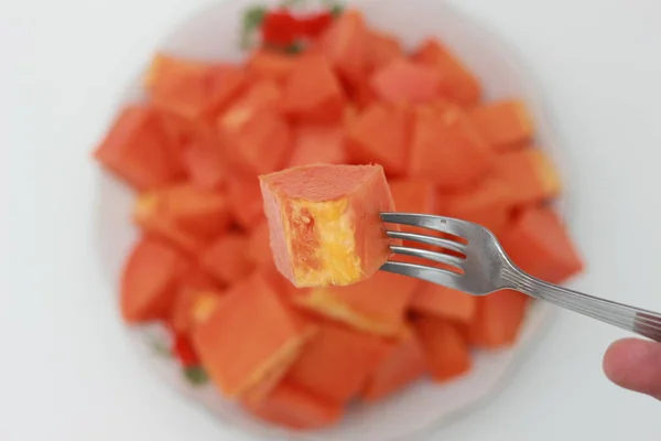 Close Sliced Papaya Stabbed Fork Blurred Background Many Pieces Papaya — Foto de Stock
