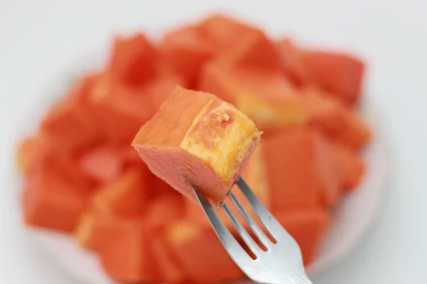 Close Sliced Papaya Stabbed Fork Blurred Background Many Pieces Papaya — Stock fotografie
