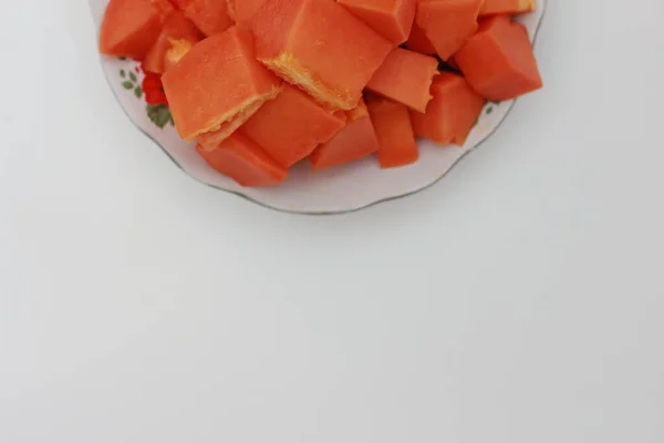 Papaya Scheiben Auf Einem Weißen Teller Auf Weißem Hintergrund Konzept — Stockfoto