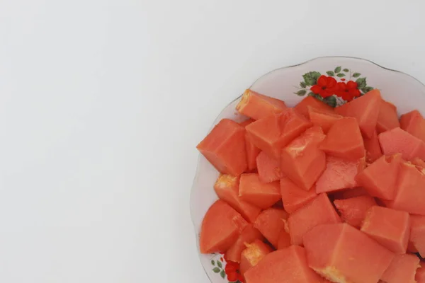 木瓜片放在白色盘子上 与白色背景隔离 健康食品用于身体消化的概念 — 图库照片