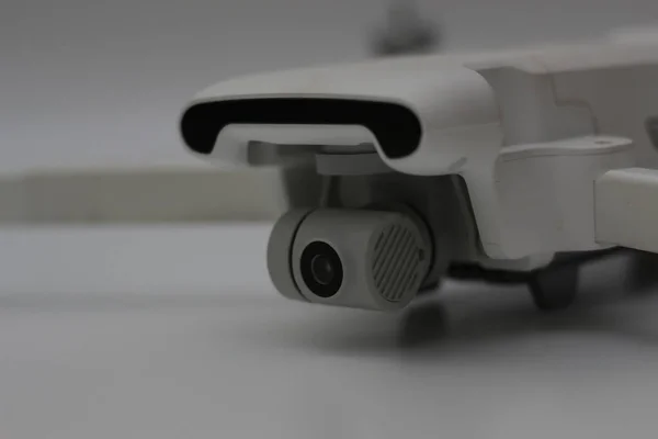 Zbliżenie Szczegółowych Białych Części Dronów Odizolowanych Białym Tle Drone Aparat — Zdjęcie stockowe