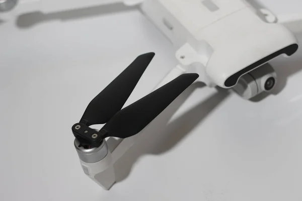 Zbliżenie Szczegółowych Białych Części Dronów Odizolowanych Białym Tle Drone Aparat — Zdjęcie stockowe