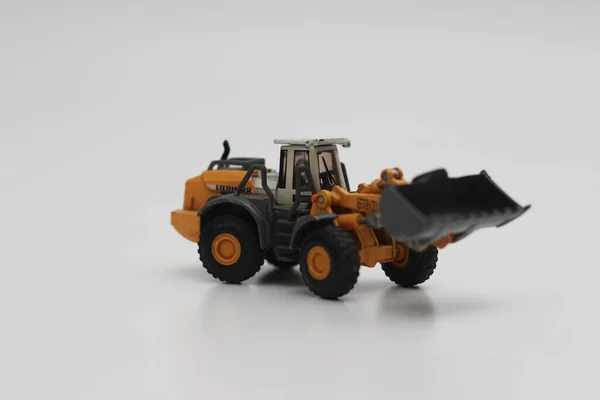 Närbild Miniatyr Orange Hjullastare Leksak Isolerad Vit Bakgrund Koncept Foto — Stockfoto