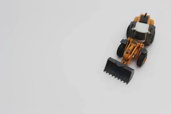 Eine Nahaufnahme Von Miniatur Orangefarbenem Radladerspielzeug Isoliert Auf Weißem Hintergrund — Stockfoto