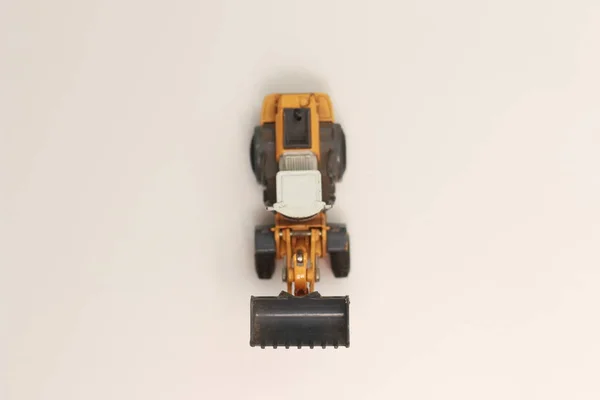 Närbild Miniatyr Orange Hjullastare Leksak Isolerad Vit Bakgrund Koncept Foto — Stockfoto