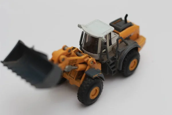 Een Close Van Miniatuur Oranje Wiellader Speelgoed Geïsoleerd Witte Achtergrond — Stockfoto
