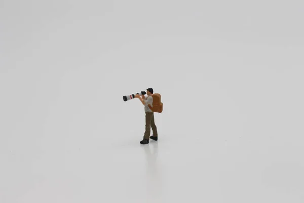 Beyaz Bir Arka Planda Kameralı Telefoto Lensli Minyatür Bir Fotoğrafçı — Stok fotoğraf