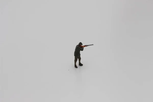 Primo Piano Della Figura Miniatura Cacciatore Con Fucile Isolato Sfondo — Foto Stock