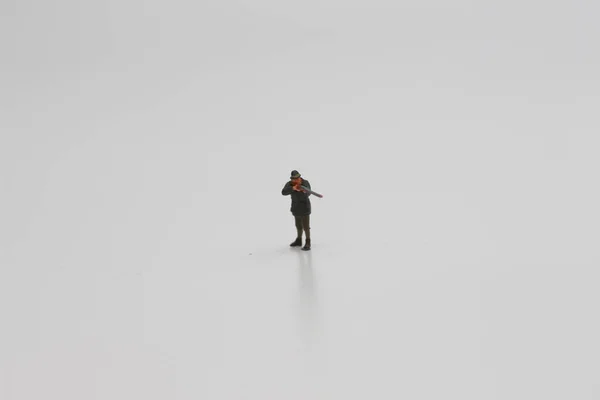 Eine Nahaufnahme Der Miniaturfigur Eines Jägers Mit Einem Gewehr Auf — Stockfoto