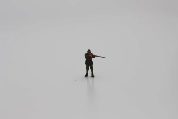 Primer Plano Figura Miniatura Cazador Con Rifle Aislado Sobre Fondo — Foto de Stock
