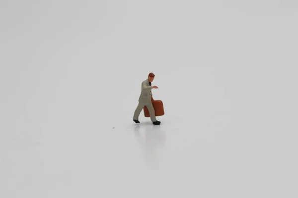 Gros Plan Une Figurine Miniature Employé Bureau Portant Une Valise — Photo