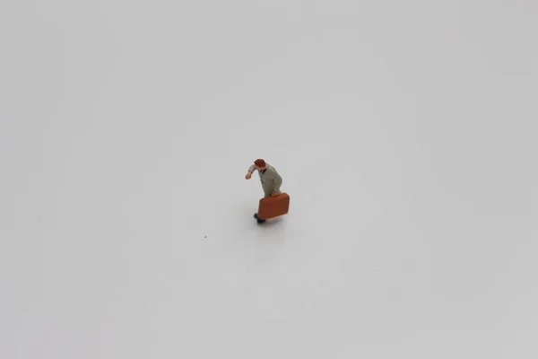 Zblízka Miniaturní Postava Kancelářského Pracovníka Nesoucího Kufr Izolovaný Bílém Pozadí — Stock fotografie