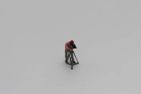 Eine Nahaufnahme Der Miniaturfigur Eines Videofilmers Isoliert Auf Weißem Hintergrund — Stockfoto