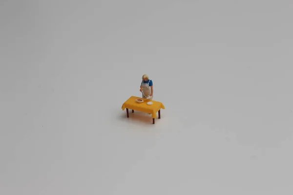 Close Uma Figura Miniatura Uma Mulher Servindo Comida Uma Mesa — Fotografia de Stock
