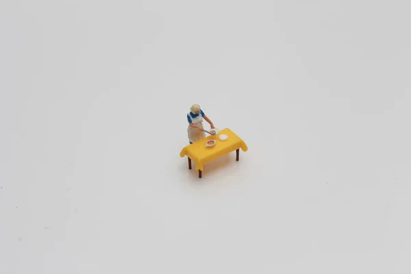 Gros Plan Une Figurine Miniature Une Femme Servant Nourriture Sur — Photo