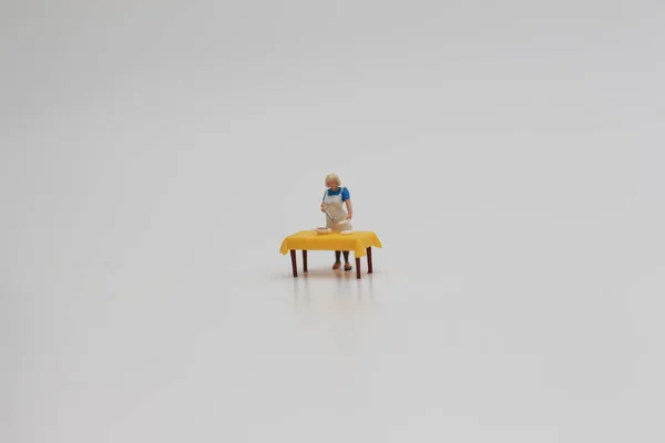 Een Close Van Een Miniatuurfiguur Van Een Vrouw Die Eten — Stockfoto