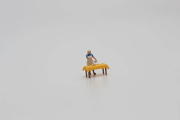 Close Uma Figura Miniatura Uma Mulher Servindo Comida Uma Mesa — Fotografia de Stock