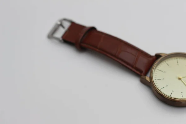 Närbild Gyllene Klocka Med Brunt Läder Isolerad Vit Bakgrund Titta — Stockfoto