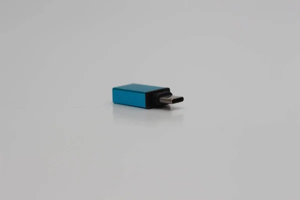 Zbliżenie Adapterów Usb Otg Typu Typu Niebieskim Kolorze Izolowanym Białym — Zdjęcie stockowe