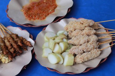 Kırmızı biber soslu satay soslu tavuk resmi. Sate Taichan adında bir Endonezya yemeği. Yemek konsepti fotoğrafı.