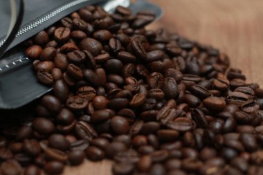 Tahtada izole edilmiş bir içeceğe dönüştürülmeden önce kahve çekirdeklerinin detaylı fotoğrafı. Kahve içmenin temel malzemelerinin konsept fotoğrafı..