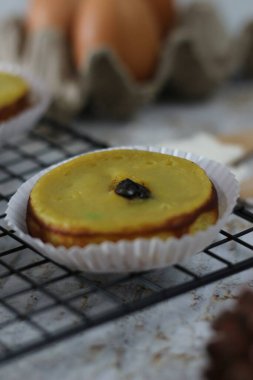 Kue Lumpur ya da çamur keki, kek rafında servis edilen patates, un, yumurta ve hindistan cevizi sütünden yapılmış geleneksel bir Endonezya keki. Endonezya geleneksel yemek fotoğrafı konsepti.