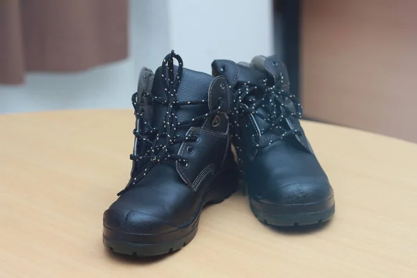 仕事のための安全靴のペアの詳細な写真 保護具のコンセプト写真 — ストック写真