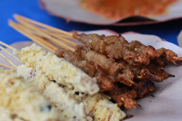 Photo Chicken Satay Coated Fried Egg Chicken Intestine Satay Served — Stockfoto