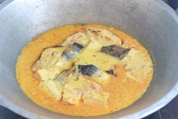 Photo Tuna Fish White Tofu Yellow Spice Sauce Frying Pan — Stockfoto