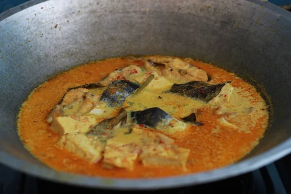 Photo Tuna Fish White Tofu Yellow Spice Sauce Frying Pan — Fotografia de Stock