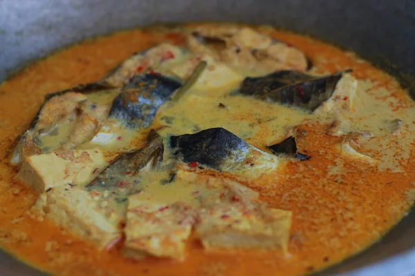 Photo Tuna Fish White Tofu Yellow Spice Sauce Frying Pan — Stockfoto