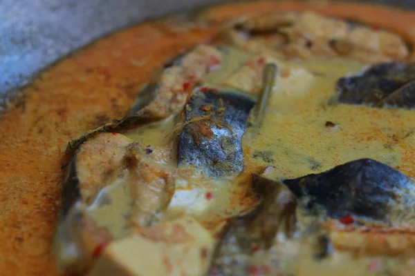Photo Tuna Fish White Tofu Yellow Spice Sauce Frying Pan — Fotografia de Stock