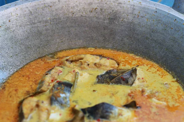 在煎锅里 金枪鱼鱼和白豆腐在黄色调味酱中的照片 印度尼西亚传统食品摄影概念 — 图库照片