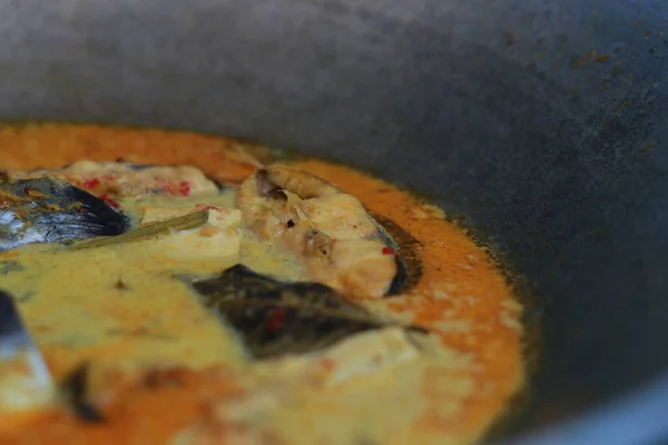 マグロと白豆腐の写真をフライパンに黄色いスパイスソースで インドネシアの伝統的なフードフォトコンセプト — ストック写真